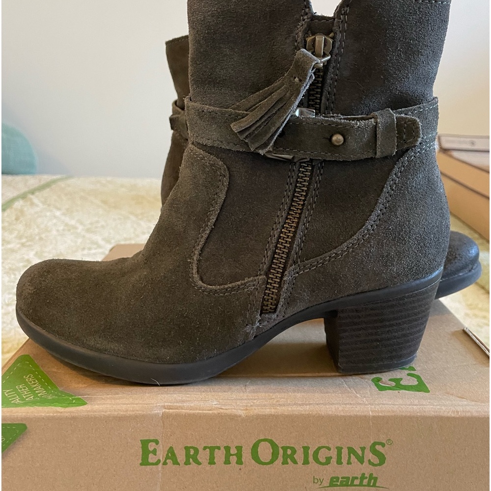 Suede ankle boot. Color is a olive green. Size 6.5M. Brand is Earth Origins.